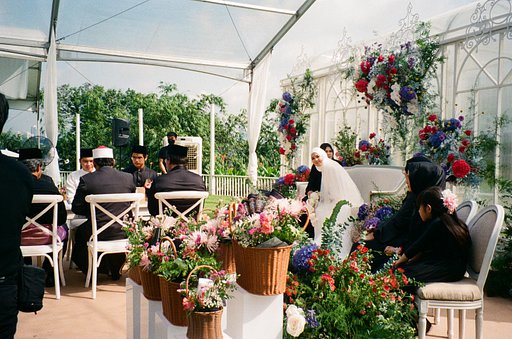 Capture Your Wedding on Film With this Reusable Alternative to Disposable Cameras 