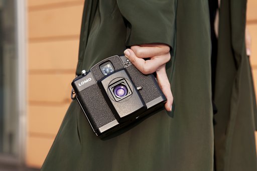 Shoot ultra-vibrant photos with the premium Minigon XL glass lens