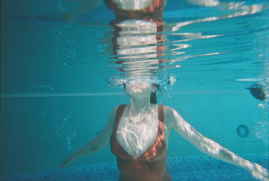 Summer Analogue Adventure: Beneath the Waves With the Simple Use Underwater Case 